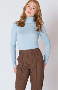 ICE BLUE EXPOSED SEAM TURTLENECK