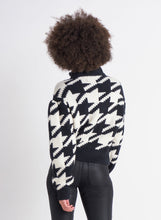 Load image into Gallery viewer, TURTLENECK HOUNDSTOOTH AVENUE SWEATER